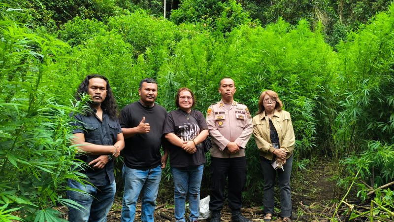 Dok. Awak media beserta angota Kodim 0205/TK dan Kapolsek Tiga Panah