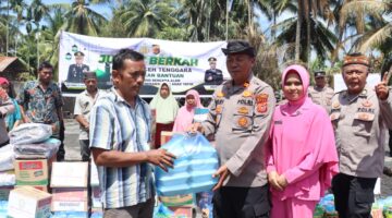 Jumat Berkah, Kapolres Aceh Tenggara dan Bhayangkari Salurkan Bantuan untuk Korban Kebakaran di Kute Bakhti