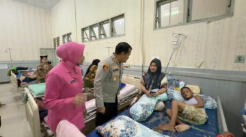 Kapolres Agara dan Ketua Bhayangkari Tinjau Pasca Operasi Bibir Sumbing