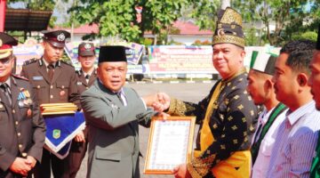 HUT Bhayangkara ke-80: Ketua LAMR Meranti Datuk Seri Afrizal Cik Terima Penghargaan dari Kapolres