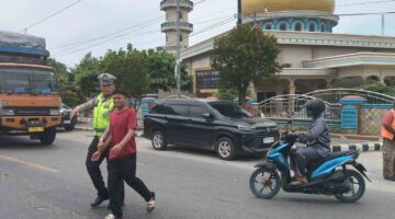 Satlantas Polres Batu Bara lakukan gatur siang depan Masjid Jami’i Limapuluh Kota – lalu lintas aman lancar