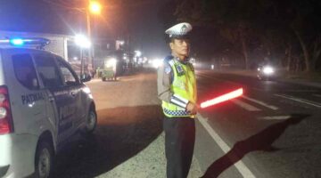 Satlantas Polres Batu Bara lakukan patroli malam dan hidupkan senter Appil di Pos Lantas Sei Bejangkar,  tidak ada gangguan ditemukan