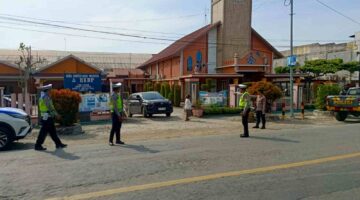 Satlantas Polres Batu Bara Lakukan PAM Lalu Lintas di Depan Gereja HKBP Lima Puluh – Jemaat Bisa Ibadah dengan Nyaman