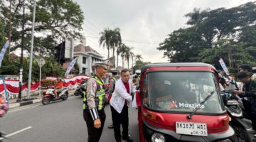 Sat Lantas Polres Pematangsiantar Bagikan Bendera Merah Putih Jelang Peringatan HUT Kemerdekaan