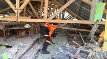 *Tim K-9 SAR Ditpolsatwa Korpsabhara Baharkam Polri Sisir Lokasi Terdampak di Manggarai NTT, Pastikan Sterilisasi dan Keselamatan Satwa*