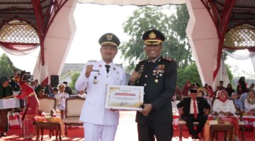 Wali Kota Tanjungbalai Serahkan Penghargaan Bidang Ketahanan Pangan Kepada Kapolres Tanjungbalai 